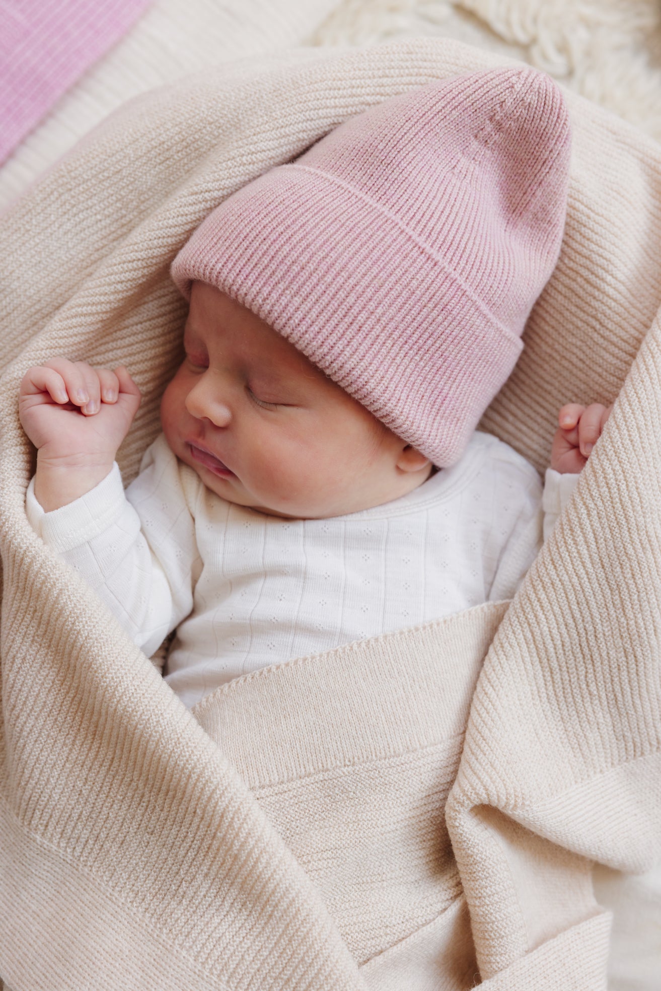 Hvid Hvid - Beanie Fonzie Newborn - Powder - Pearls & Swines