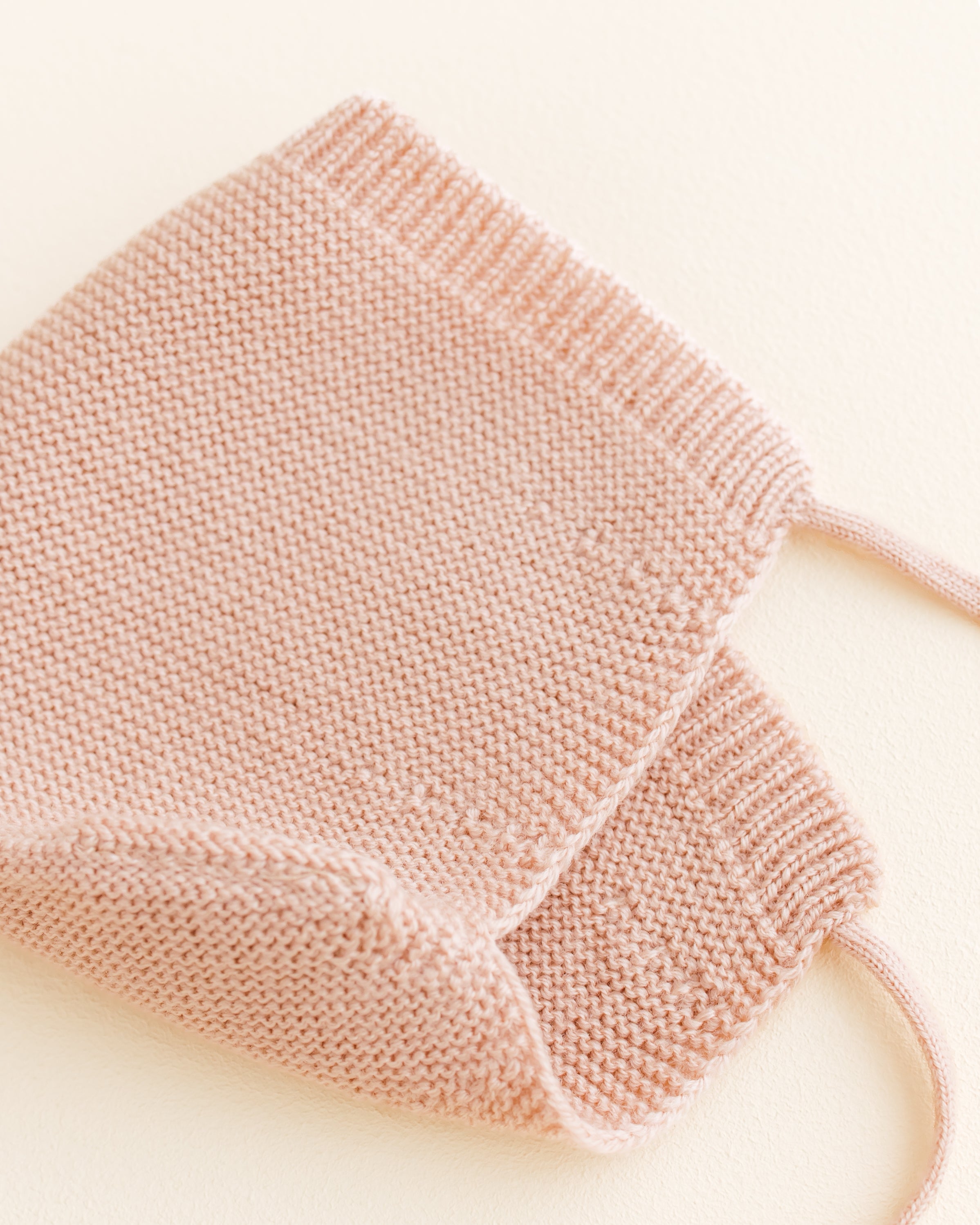 Hvid Hvid - Bonnet Newborn - Apricot - Pearls & Swines