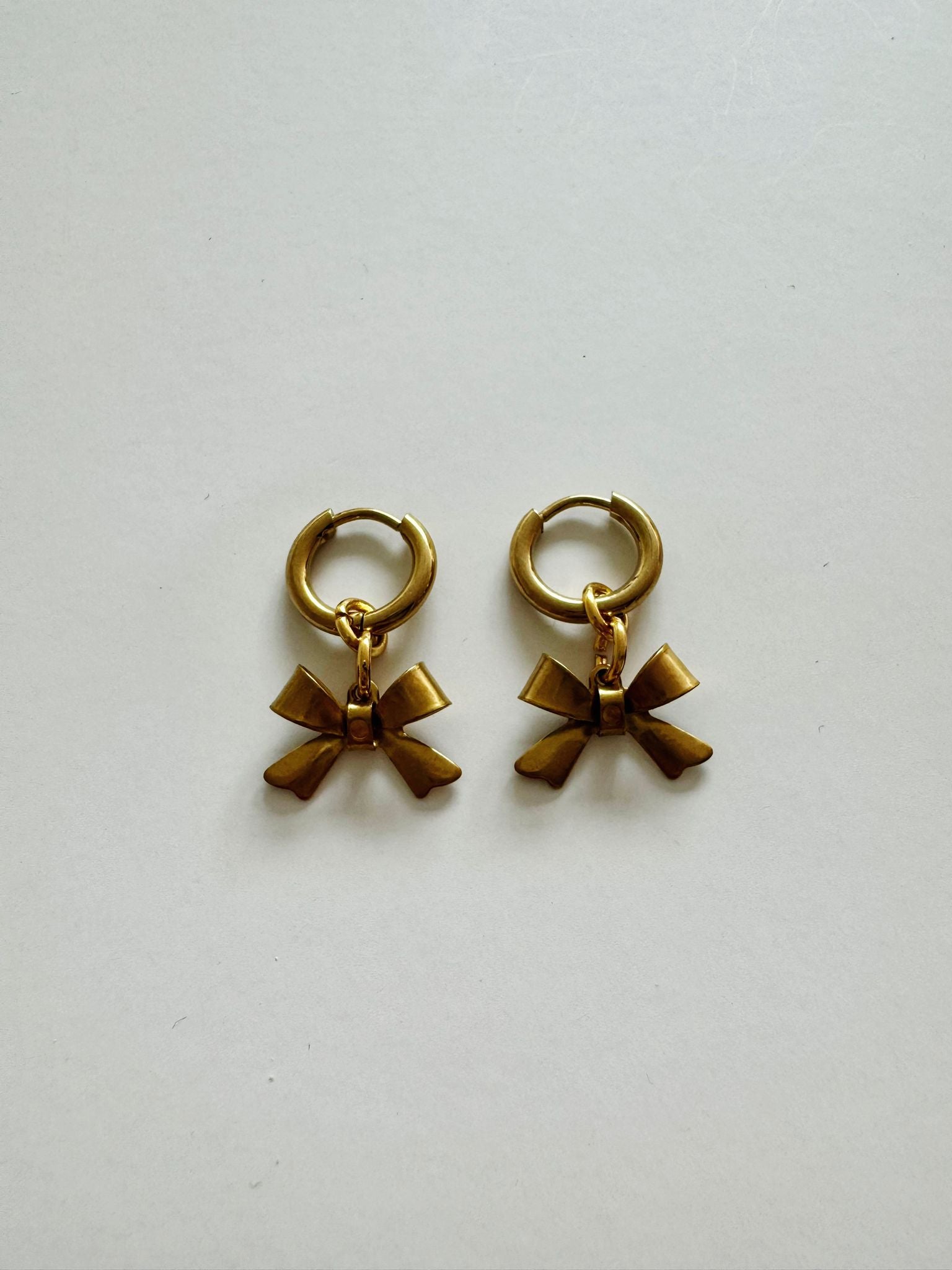 Bymelo Bymelo - Earrings - Gold Bow - Pearls & Swines