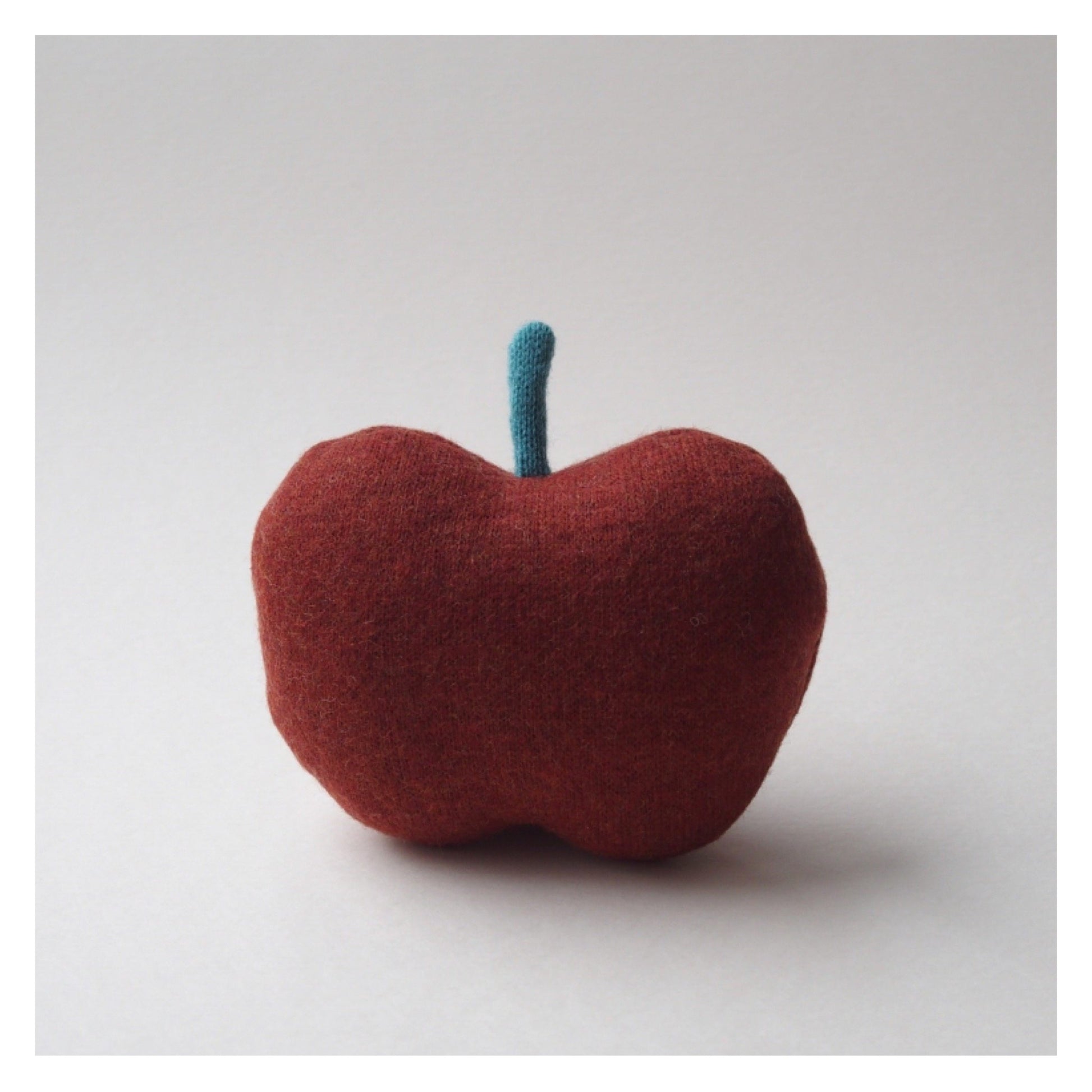 Mikanu Mikanu Baby Apple Rattle Keetje - Pearls & Swines