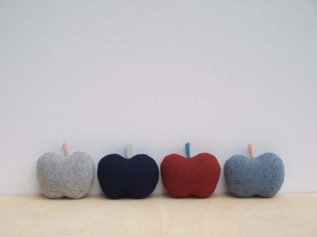 Mikanu Mikanu Baby Apple Rattle Keetje - Pearls & Swines